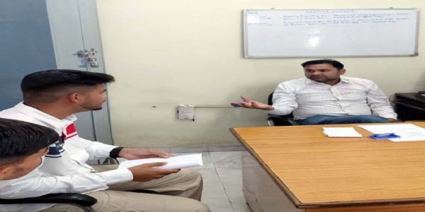 हिसार : छात्रों ने इनसो नेताओं के साथ जीएम को बताई समस्याएं