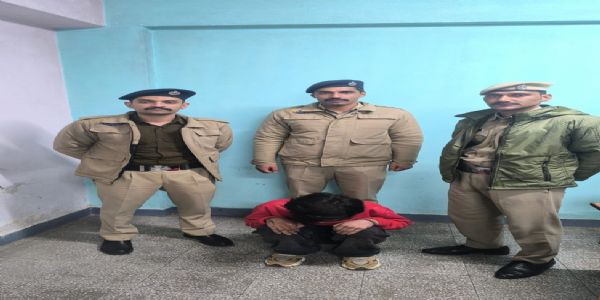 महिलाओं के कपड़े पहनकर चोरी करने वाले दो आरोपी काबू, एक नाबालिग