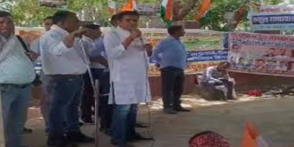 भोपाल में ठेका व आउटसोर्स कर्मचारियों का प्रदर्शन, न्यूनतम वेतन 26 हजार करने की मांग, आत्मदाह की चेतावनी