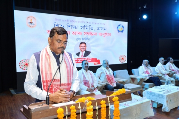 असमः विद्या भारती के अधीन शिशु शिक्षा समिति, असम के सौजन्य से आयोजित विद्यार्थियों के सम्मान समारोह को संबोधित करते राज्य के मुख्य सचिव रवि कोटा।