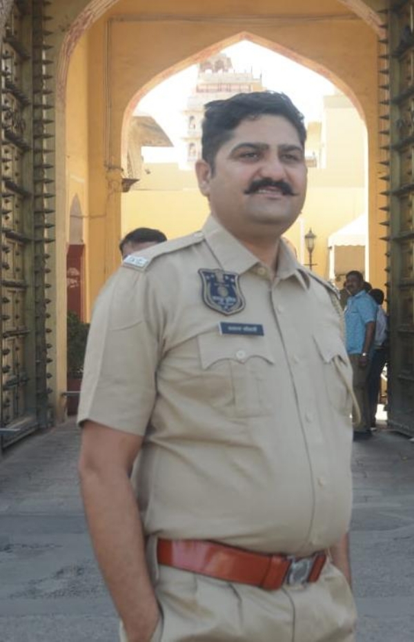 कांस्टेबल ने लिफ्ट सर्विस करने वाले युवक को कंधे पर 45 मिनट तक  बैठाकर बचाई जान