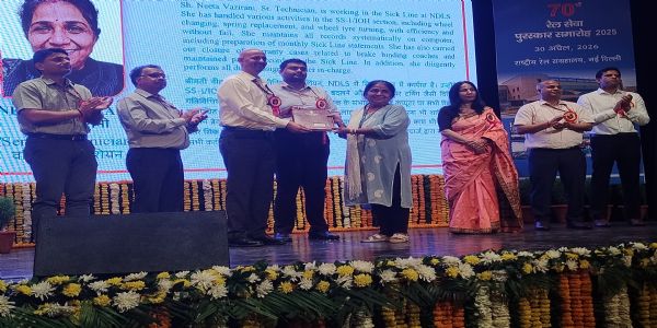 दिल्ली मंडल के रेल प्रबंधक पुष्पेश रमण त्रिपाठी गुरुवार को रेल अधिकारियों व कर्मचारियों को उनकी उत्कृष्ट सेवाओं के लिए सम्मानित करते हुए