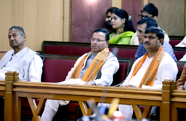 विधानसभा की कार्रवाई देखते पंकज चौधरी
