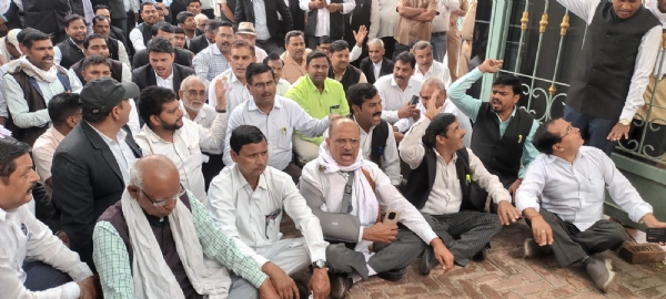 कलेक्ट्रेट परिसर में धरने बैठे अधिवक्ता