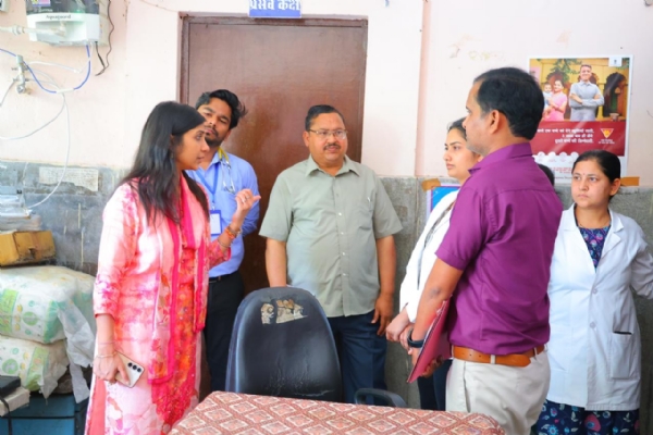 प्राथमिक स्वास्थ्य केंद्र दुगड्डा का निरीक्षण करती डीएम