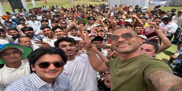 प्रशंसकों के साथ शिखर धवन