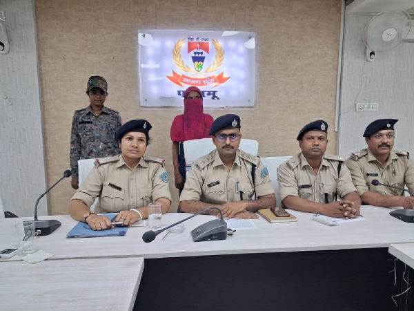 गिरफ्तार आरोपी एवं जानकारी देते डीएसपी