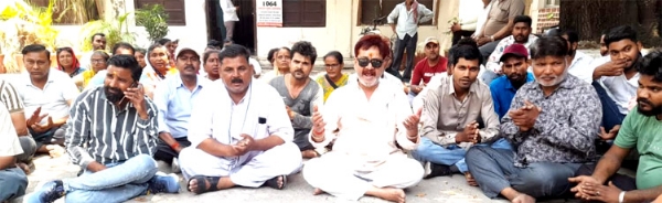 प्रदर्शन करते लघु व्यापारी