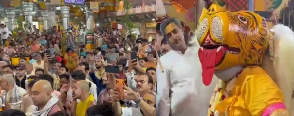 श्रद्धालु अपने मोबाइल में नृसिंह लीला के मंचन को कैद करते हुए इंसेट में भगवान नृसिंह के प्राकट्य के दर्शन
