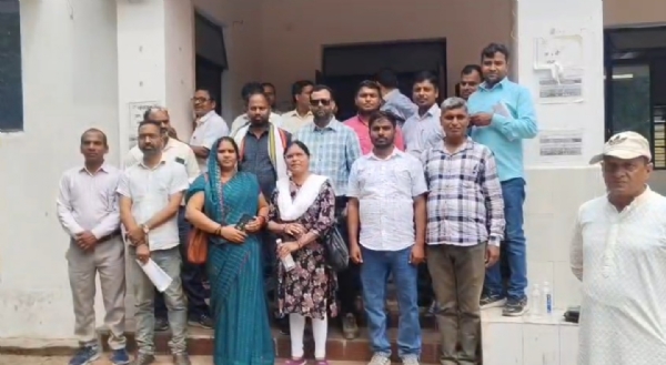 विरोध में एकत्रित हुए सभी प्रशिक्षक कमी