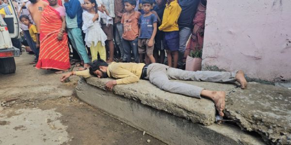 अचेत युवक