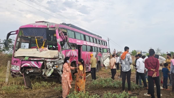 टक्कर के बाद बस अनियंत्रित होकर सड़क किनारे खेत में घुसी