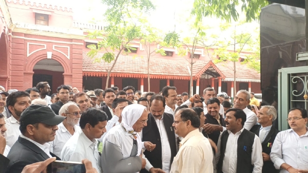 कलेक्ट्रेट परिसर में धरना प्रदर्शन करते हुए अधिवक्ताओं  को  समझाते हुए अधिकारी