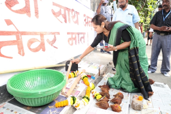 Thane meyor inaugurated drain cleaning in Kopri