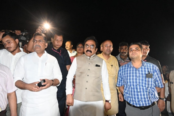 लोक निर्माण मंत्री श्री सिंह  डुमना एयरपोर्ट से सीधे पहुँचे बरगी बांध.  बचाव कार्य का लिया जायजा.  मृतकों के परिजनों को 4-4 लाख रुपए की आर्थिक सहायता.