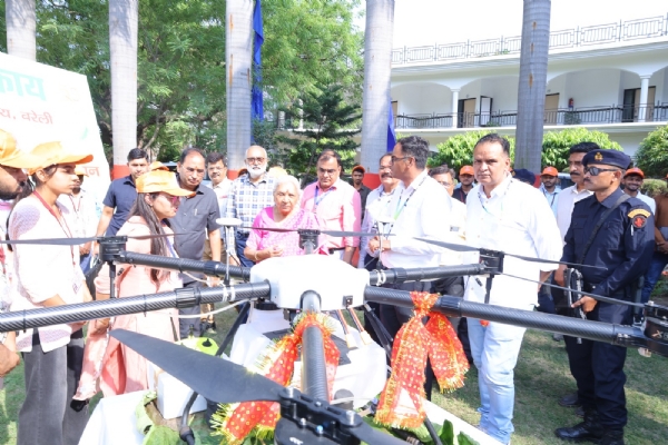 राज्यपाल आनंदीबेन पटेल ने दिशा इंटर कॉलेज में बहुउद्देशीय भवन का शिलान्यास किया, विद्यार्थियों की सांस्कृतिक प्रस्तुतियों का अवलोकन करते हुए।