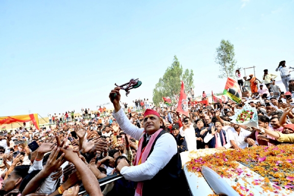 सपा अध्यक्ष अखिलेश यादव बोलते हुए
