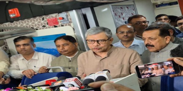 रेल मंत्री अश्विनी वैष्णव जम्मू श्रीनगर वंदे भारत एक्सप्रेस ट्रेन में मीडिया से बातचीत करते हुए