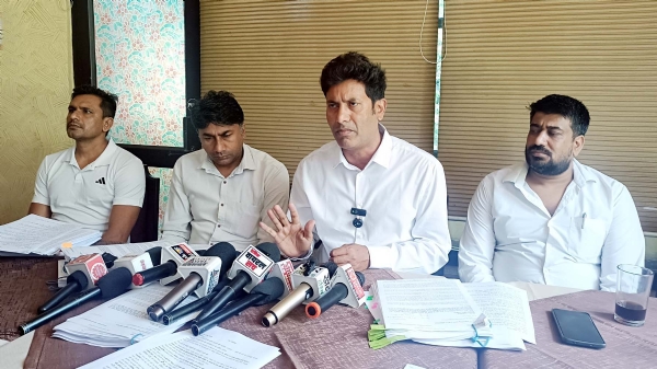 गुरुग्राम में पत्रकारों से बात करते गांव धुमसपुर के किसान।