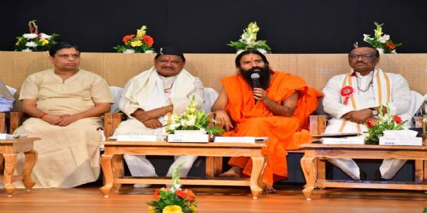 मंच पर केंद्रीय मंत्री उराँव व उइके ,स्वामी रामदेव, आचार्य बालकृष्ण
