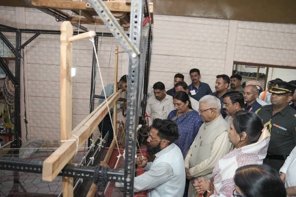 राज्यपाल ने मांडू में जानी बाघ प्रिंट की बारीकियां राज्यपाल ने मांडू में जानी बाघ प्रिंट की बारीकियां