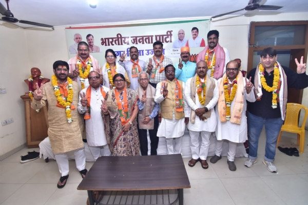 BJP City Working Committee Meeting Completed Regarding Foundation Day मुख्य शब्द: स्थापना दिवस: Foundation Day भाजपा नगर: BJP City/Municipal कामकाजी बैठक: Working Committee Meeting / Working Meeting संपन्न: Completed / Concluded  संदर्भ: इस बैठक का उद्देश्य भाजपा के स्थापना दिवस (6 अप्रैल) से संबंधित कार्यक्रमों की योजना बनाना था।  Wikipedia Wikipedia  +2 भारतीय जनता पार्टी - विकिपीडिया भारतीय जनता पार्टी 1980 में जनता पार्टी के विघटन के बाद नवनिर्मित पार्टियों में से एक थी। यद्यपि तकनीकी रूप से यह जनसंघ का ही दूसरा रूप था, इसके अधिकतर कार्यकर्...  Wikipedia   1:27 भाजपा स्थापना दिवस: 2002 के दंगों के बाद नरेंद्र मोदी ने वाजपेयी को कैसे मात दी  India Today·Dilip Soni BJP Foundation Day : स्थापना दिवस पर बीजेपी का मास्टर स्ट्रोक, बूथ से लेकर राष्ट्र स्तर तक तैयारी #BJP4India #FoundationDay #SharwanBagdiBjp #BJP #updateindia 28 Mar 2026 — BJP ( भारतीय जनता पार्टी ) Foundation Day : स्थापना दिवस पर बीजेपी ( भारतीय जनता पार्टी ) का मास्टर स्ट्रोक, बूथ से लेकर राष्ट्र स्तर तक तैयारी #BJP4India #Foun...  Instagram  जिला कामकाजी बैठक में बूथ स्तर तक के कार्यक्रम तय 1 Apr 2026 — Dhar BJP district office holds meeting for April 6th establishment day events. Follow latest updates. भारतीय जनता पार्टी के स्थापना दिवस की तैयारियों को लेकर बु...  Dainik Bhaskar