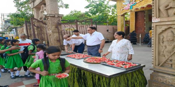 रसोई गैस कि किल्लत के चलते श्याम भंडारे में भोजन की जगह बंटा फल और शर्बत