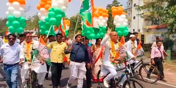 पेट्रोल की बढ़ती कीमतों के खिलाफ साइकिल से नामांकन भरने गये उम्मीदवार