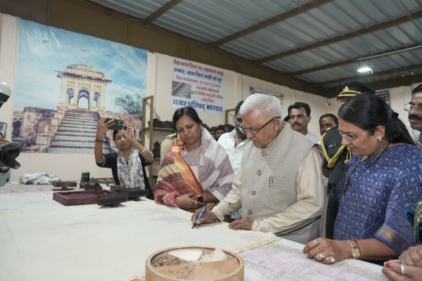 राज्यपाल ने मांडू में जानी बाघ प्रिंट की बारीकियां राज्यपाल ने मांडू में जानी बाघ प्रिंट की बारीकियां