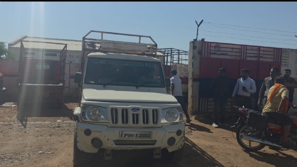 एलपीजी शिफ्ट करती हुई गाड़ी एलपीजी शिफ्ट करती हुई गाड़ी