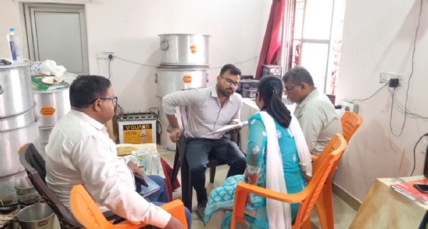 छापेमारी करती हुई पूर्ति विभाग टीम छापेमारी करती हुई पूर्ति विभाग टीम