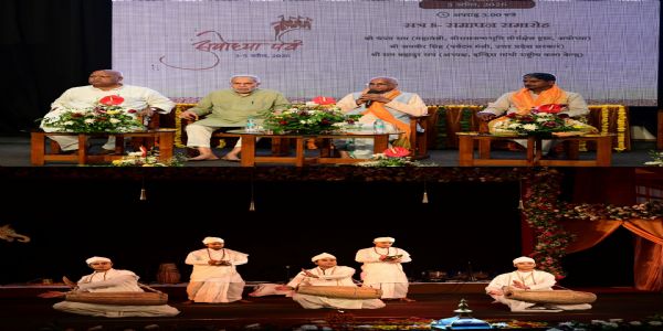 आईजीएनसीए में सांस्कृतिक कार्यक्रम के दौरान लोग मौजूद। आईजीएनसीए में सांस्कृतिक कार्यक्रम के दौरान लोग मौजूद।