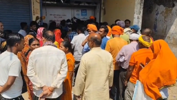 भारत गैस एजेंसी के बाहर ग्राहक भारत गैस एजेंसी के बाहर ग्राहक