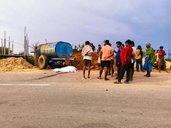 माेटरसाइकिल खड़े पानी टैंकर से टकराई माेटरसाइकिल खड़े पानी टैंकर से टकराई