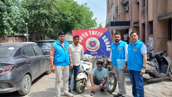 वाहन चाेरी के मामले में पकड़े गए आरोपित की फोटो