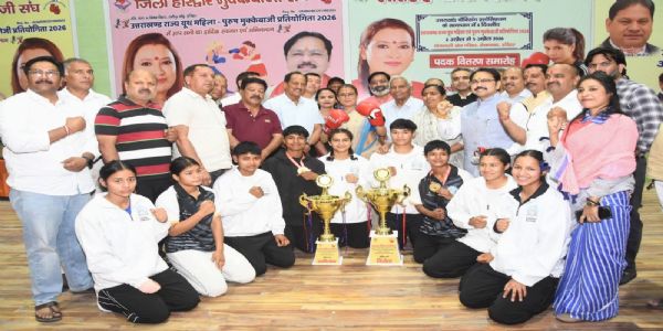 पुरस्कृत करती रेखा आर्य