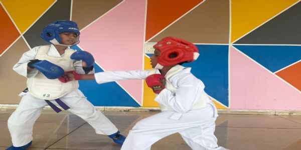 तैयारी में जुट खिलाड़ियों की तस्वीर तैयारी में जुट खिलाड़ियों की तस्वीर