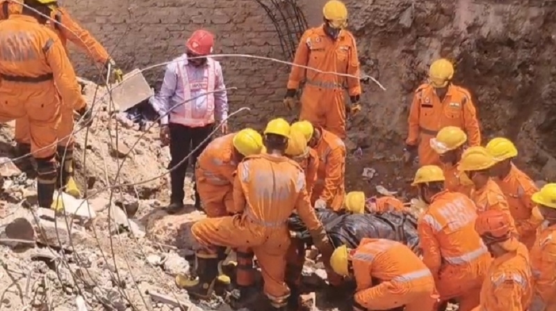 कोतमा में तीन मंजिला भवन गिरने के बाद रेस्क्यू अभियान