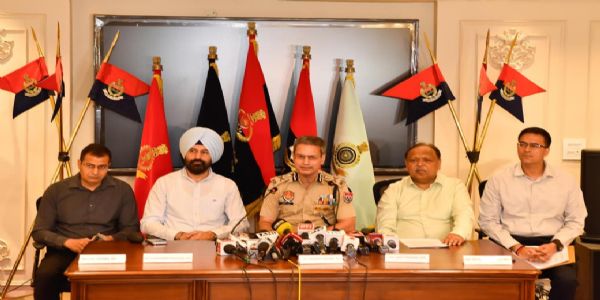 पंजाब पुलिस महानिदेशक गाैरव यादव व अन्य अधिकारी प्रेस वार्ता को संबोधित करते हुए