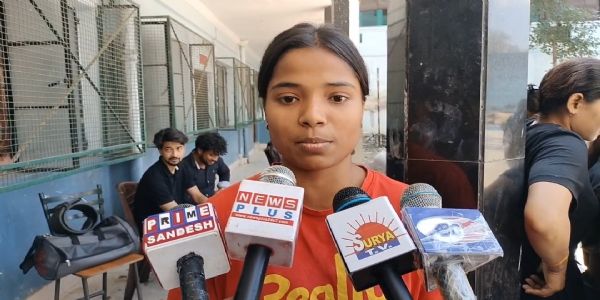 पत्रकारों के सवालों का जवाब देती प्रतिभागी पत्रकारों के सवालों का जवाब देती प्रतिभागी