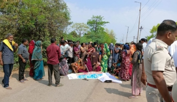 शव को रखकर चक्काजाम करते ग्रामीण