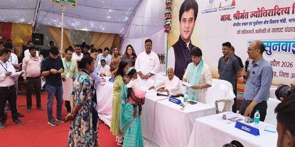 केंद्रीय मंत्री सिंधिया ने सुनी जनता की समस्याएं