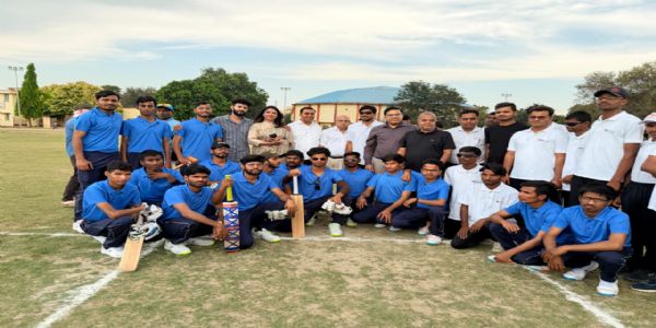 अंतर विश्वविद्यालयी ब्लाइंड क्रिकेट टूर्नामेंट में खिलाड़ी व अतिथि