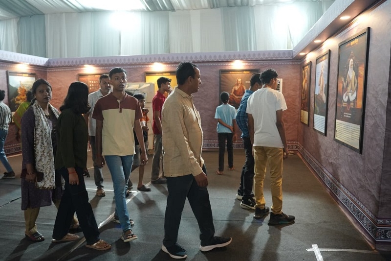 काशी में सम्राट विक्रमादित्य महानाट्य मंचन के दौरान लगाई प्रदर्शनी का अवलोकन