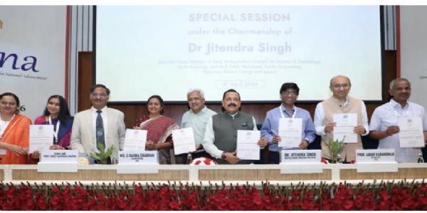 विज्ञान भवन में ‘साधना सप्ताह’ कार्यक्रम के दौरान प्रशासनिक क्षमता निर्माण कार्यक्रम और ‘उन्नति’ पोर्टल का शुभारंभ करते केंद्रीय मंत्री डॉ. जितेंद्र सिंह।