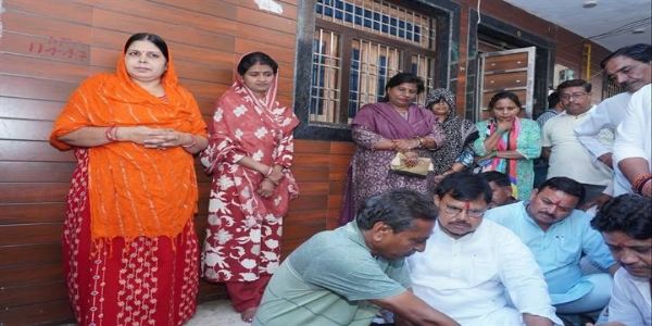 ग्वालियरः ऊर्जा मंत्री तोमर ने द्वार-द्वार जाकर सुनी आमजन की समस्याएं