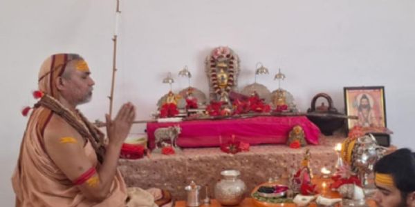 पूजा-अर्चना करते शंकराचार्य अविमुक्तेश्वरानंद सरस्वती। पूजा-अर्चना करते शंकराचार्य अविमुक्तेश्वरानंद सरस्वती।