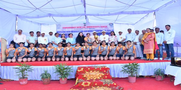 विजेता टीम को सम्मानित ट्रॉफी भेंट करते। विजेता टीम को सम्मानित ट्रॉफी भेंट करते।