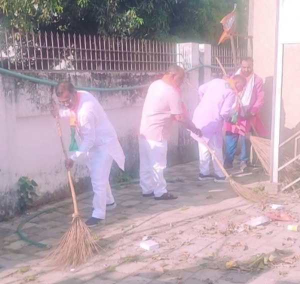 झाड़ू लगाते हुए क्षेत्र अध्यक्ष दिलीप और अन्य झाड़ू लगाते हुए क्षेत्र अध्यक्ष दिलीप और अन्य