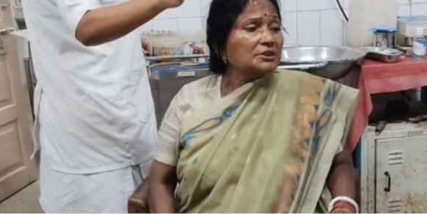घायल भाजपा उम्मीदवार सावित्री बर्मन अस्पताल में प्राथमिक उपचार करवाती हुई